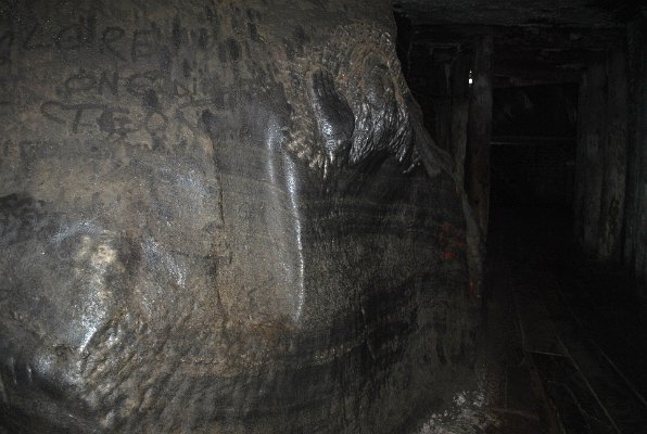 75_Vytesané postavy na zdech solného dolu od Bolka Majerika
